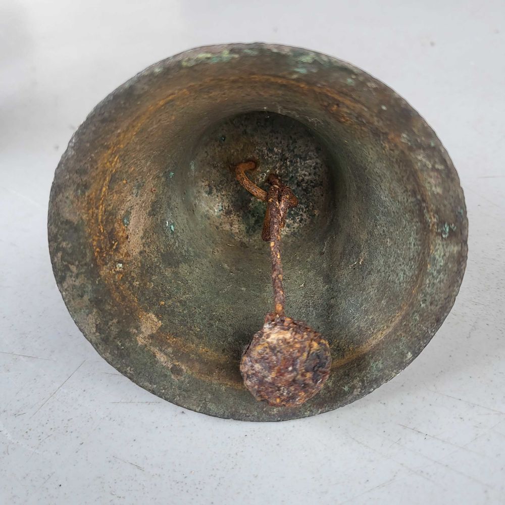petite cloche ancienne en bronze 