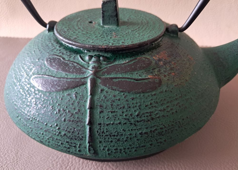 th&eacute;i&egrave;re japonaise en fonte verte avec libellule et support Cuisine