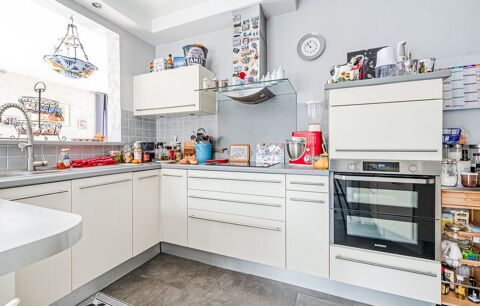   SUPERBE MAISON 4 CHAMBRES + PISCINE Maison - 6 pi�ce(s) - 180 m�