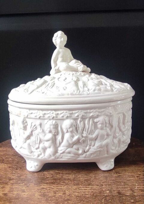 Bonbonni�re Bassano , majolique italienne blanche 38 Clermont (60)