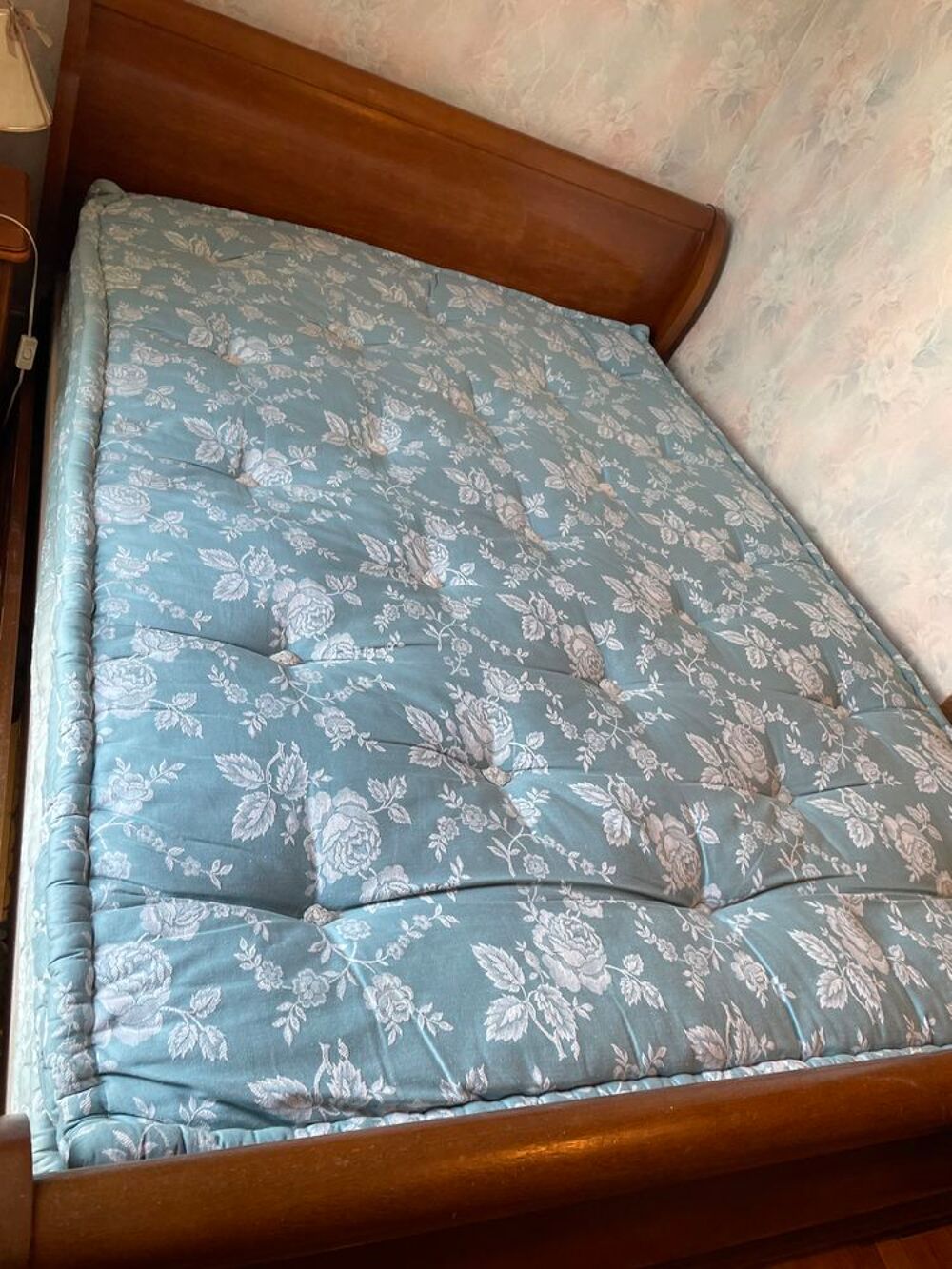 n
chambre a coucher de style et de qualit&eacute; en tr&egrave;s bon &eacute;tat, Meubles