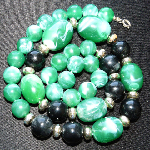 Collier de perles � dominante verte en r�sine color�es- 90's 11 Gravelines (59)
