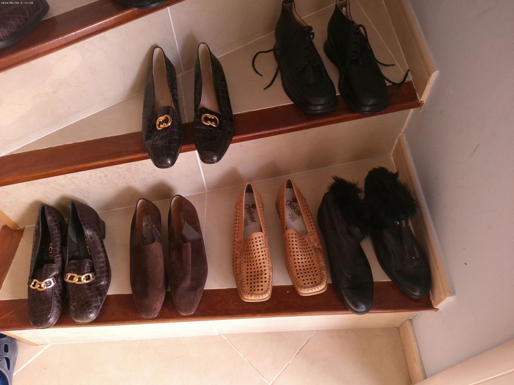 Chaussures et bottines neuves en 40, 
30 euros chaque paire Chaussures