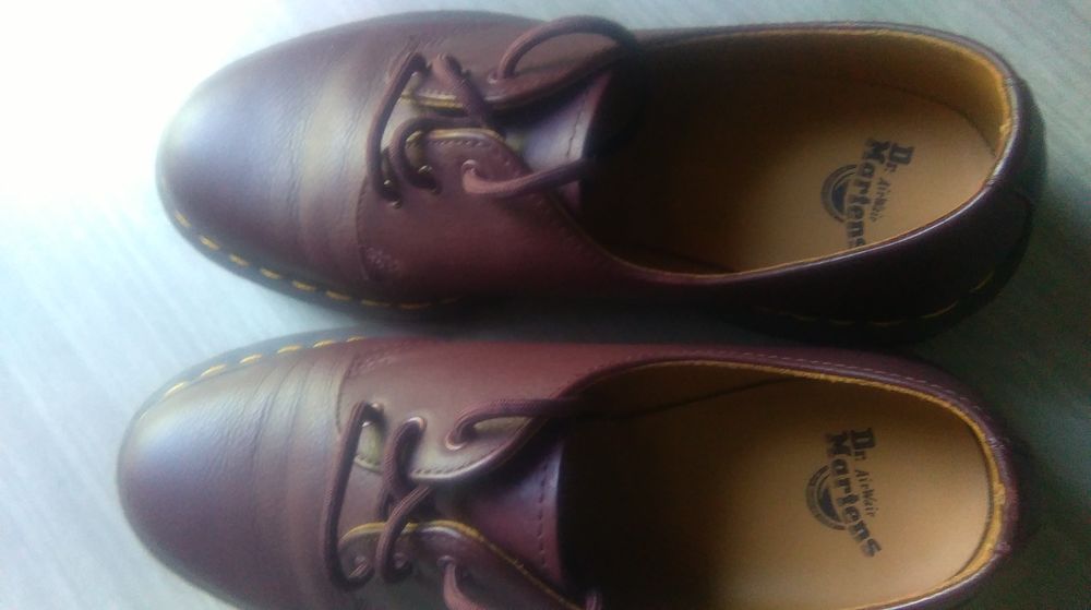 Tr&egrave;s jolie Chaussures pointure 40 femme. Marque "Dr.Martens Chaussures