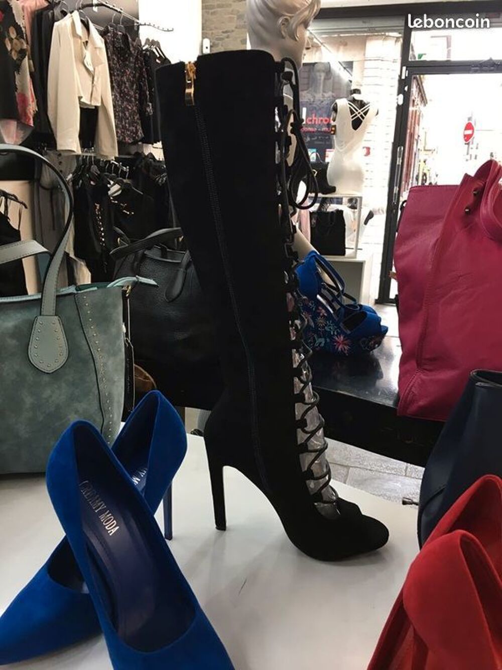 Bottes Glamour ouverte a lacet noir neuf. Chaussures