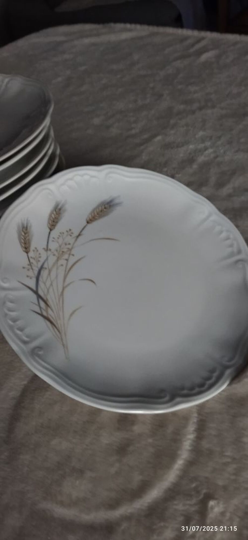 12 belles assiettes &agrave; dessert blanches Electroménager