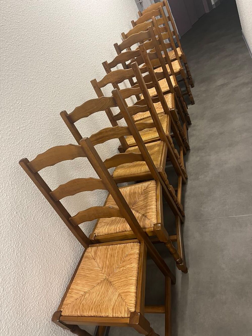 8 chaises en bois paill&eacute;es Meubles