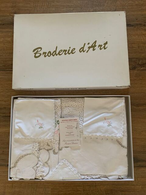 Nappe + 12 serviettes anciennes  broderie d' art 40 Saleilles (66)