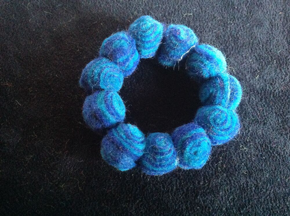 BRACELET BOULES FEUTRE LAiNE BLEU FONC&Eacute; CLAIR NEUF Envoi po
Bijoux et montres