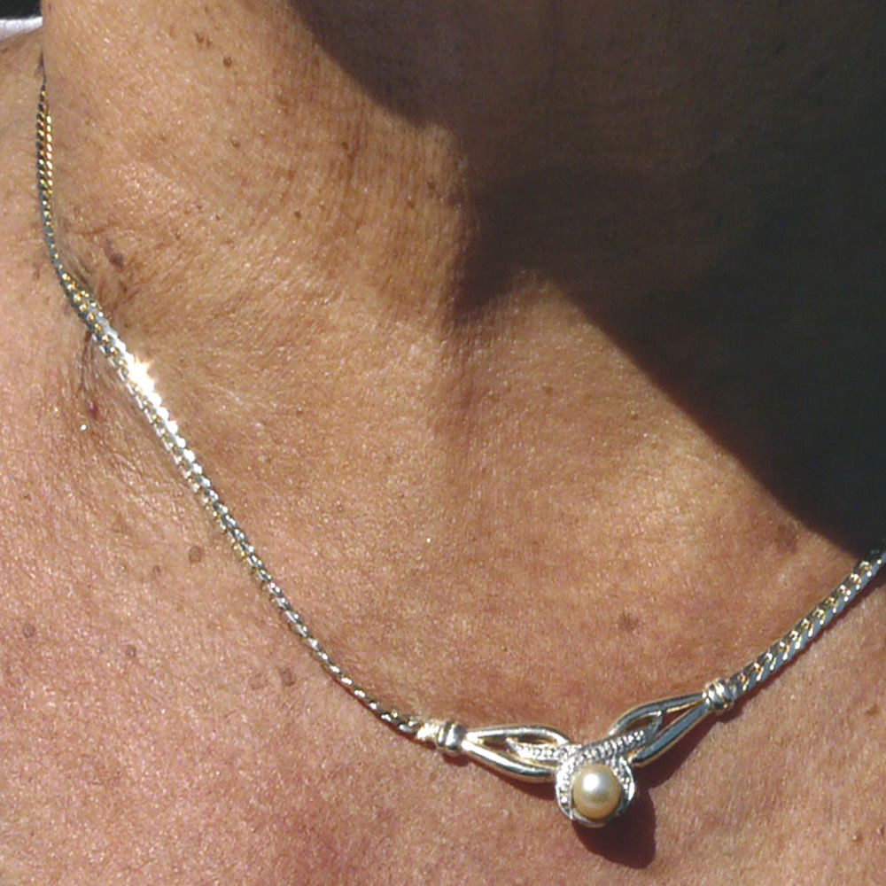 Collier ras-de-cou &eacute;l&eacute;gant argent&eacute; orn&eacute; de brillants + Perle Bijoux et montres