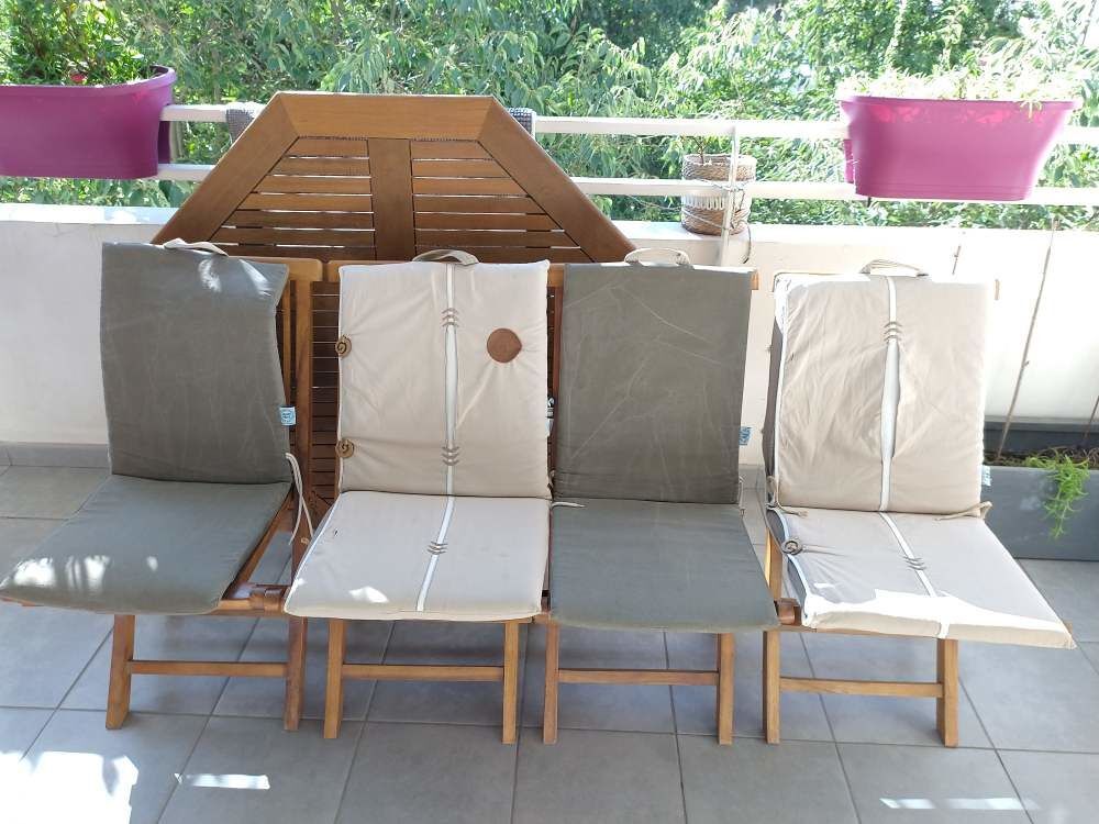 TABLE SALON DE JARDIN EN TECK ET 04 CHAISES Meubles