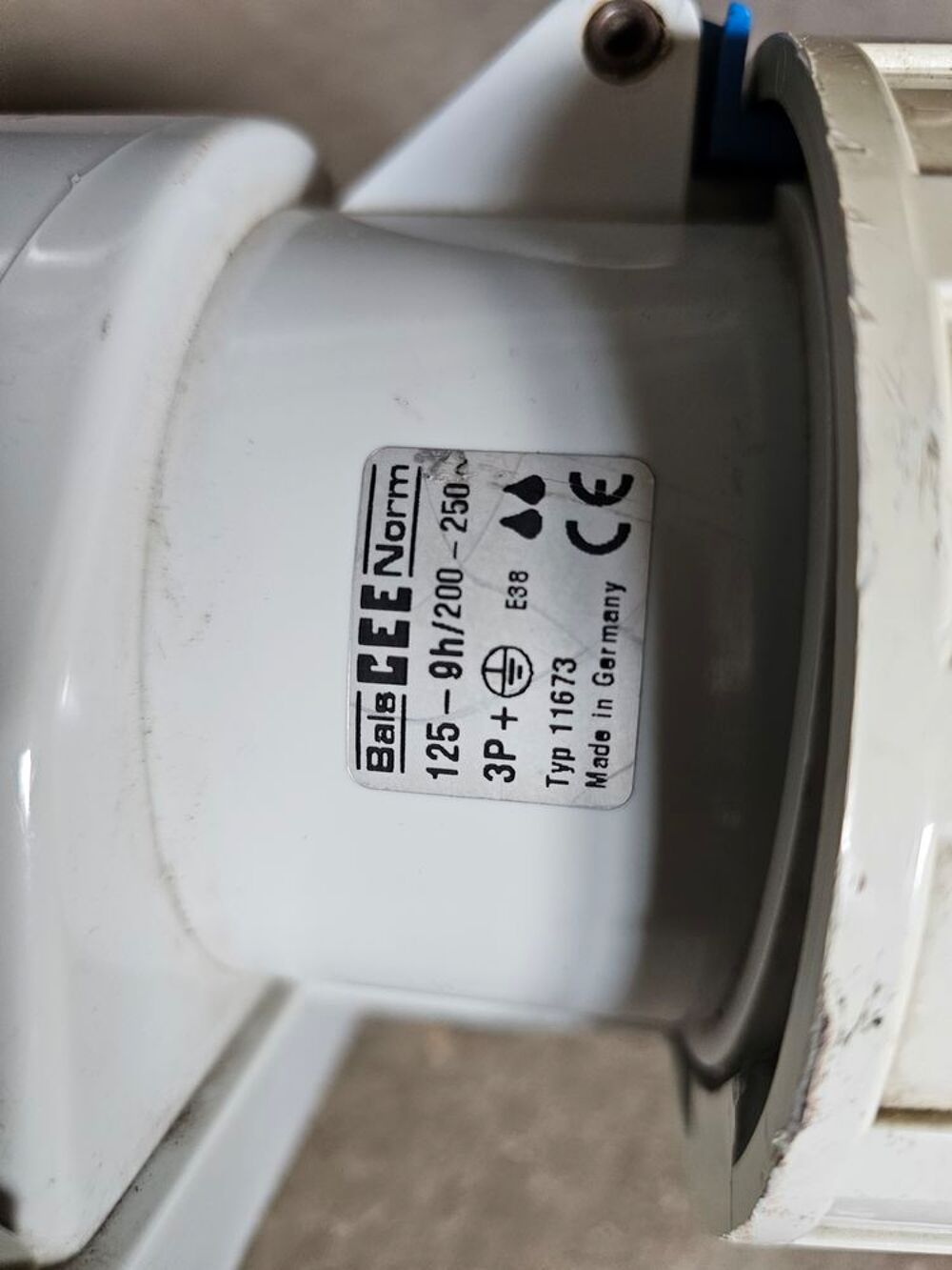 Prise triphas&eacute;e femelle125 A Bricolage