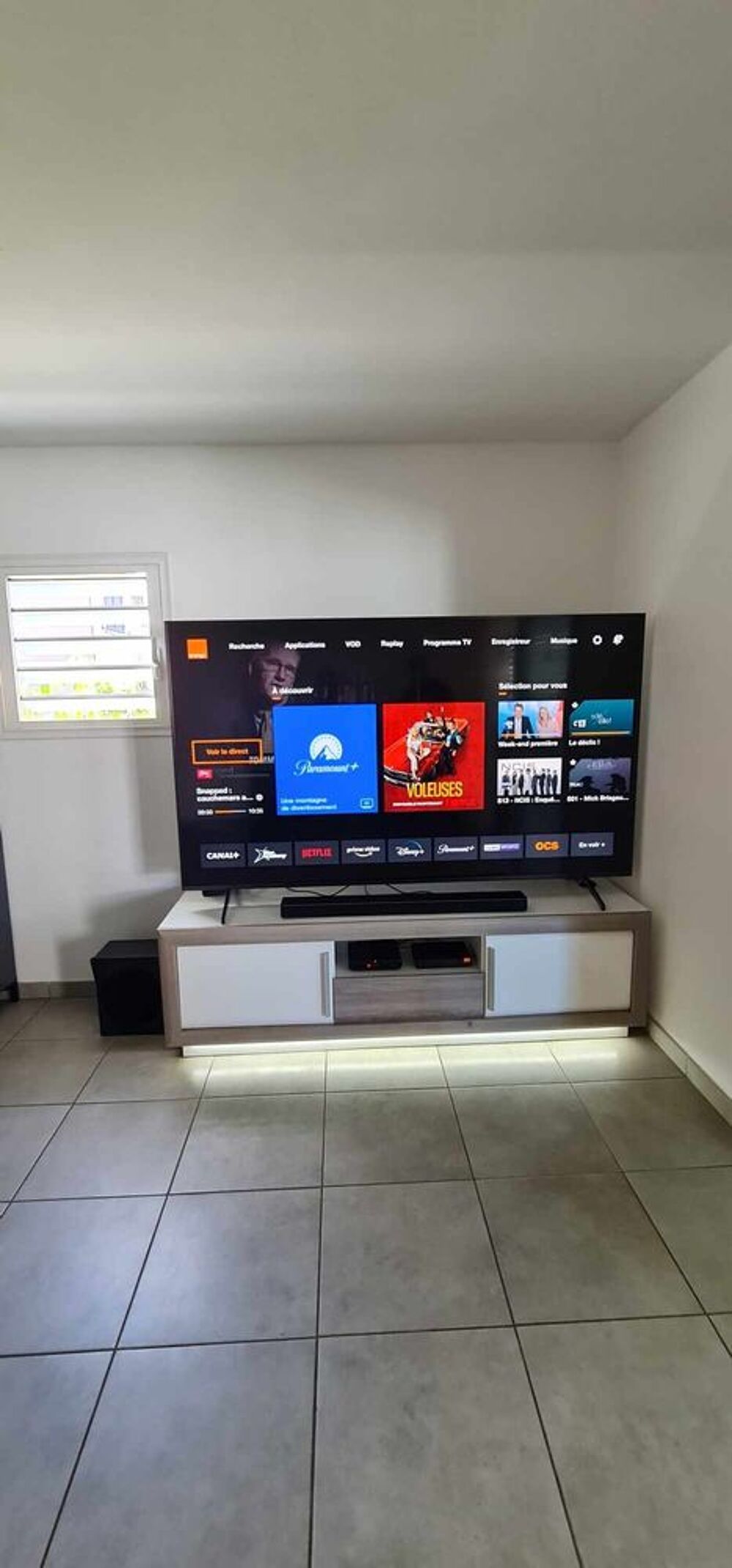Grand t&eacute;l&eacute;vision avec meuble Photos/Video/TV