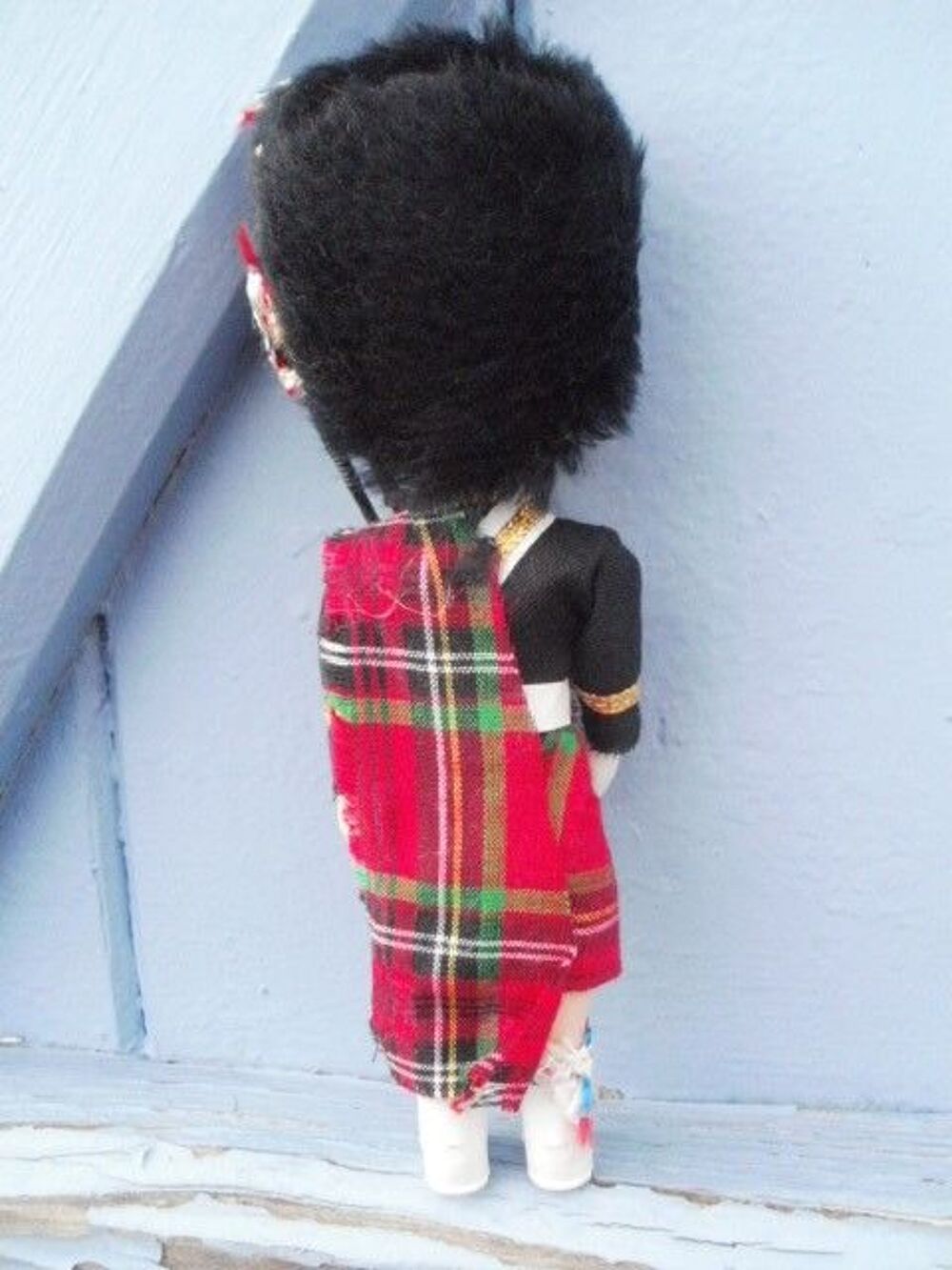 Poupee folklorique, garde &eacute;cossais joueur de cornemuse 