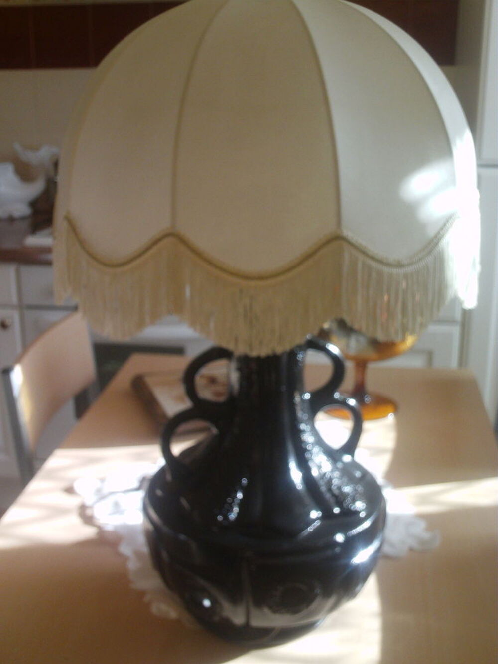Lampe ancienne cruche noire, deux lumi&egrave;res N&deg; 904 Bijoux et montres