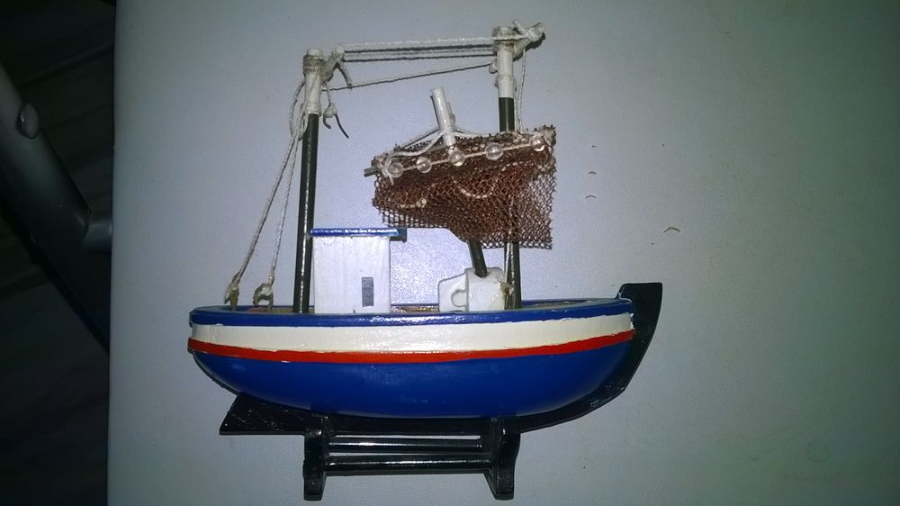Maquette Bateau
Peche en mer
Avec filets 
13 cm de long
1 Décoration