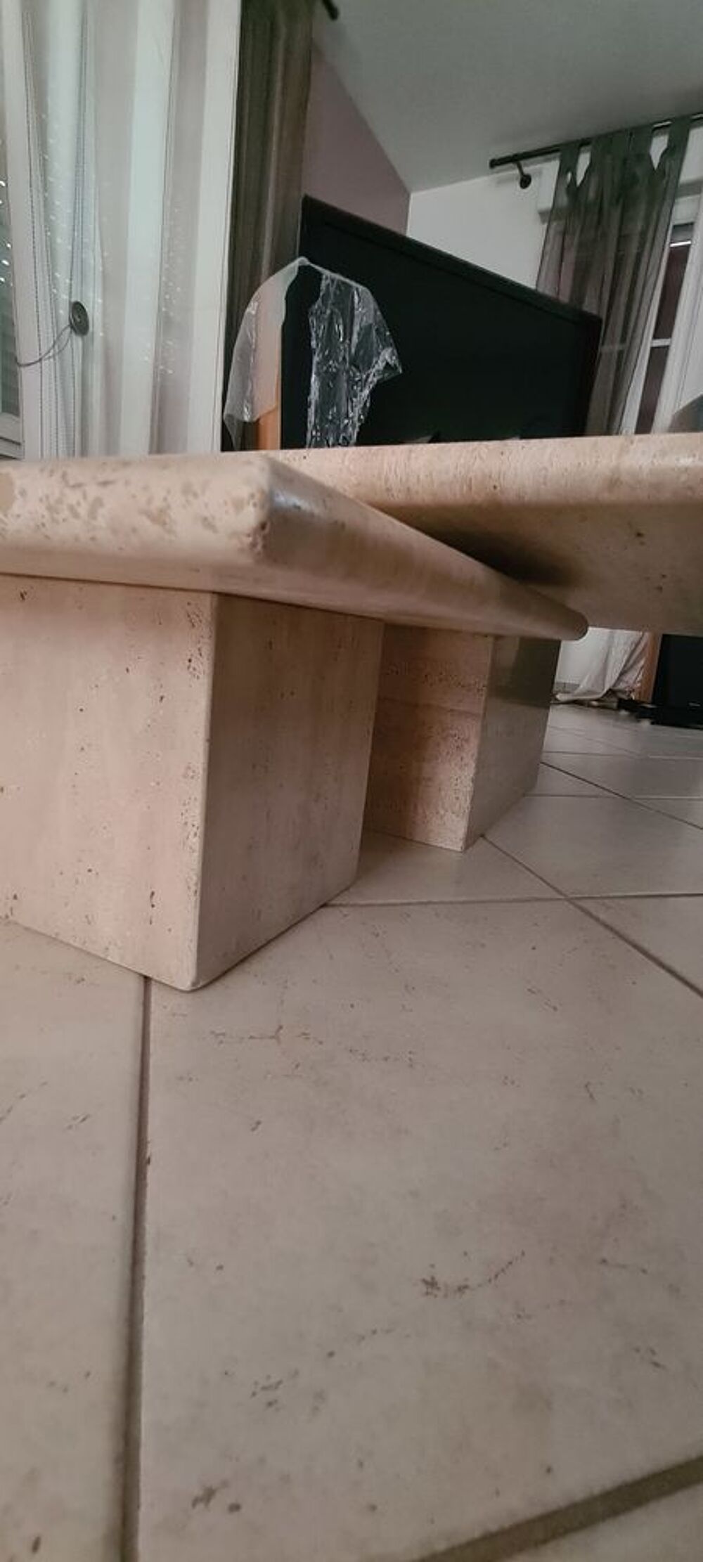 Table basse carr&eacute;e en travertin Meubles