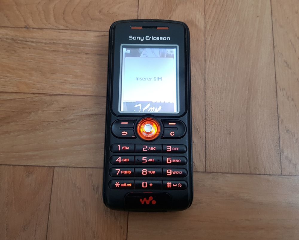 T&eacute;l&eacute;phone vintage Sony Ericsson W200i couleur noire et cuivr Tlphones et tablettes