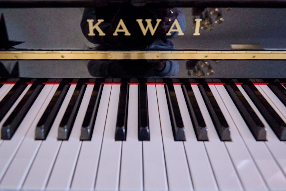 : PIANO DROIT KAWAI KU-10 NOIR LAQU&Eacute; Instruments de musique
