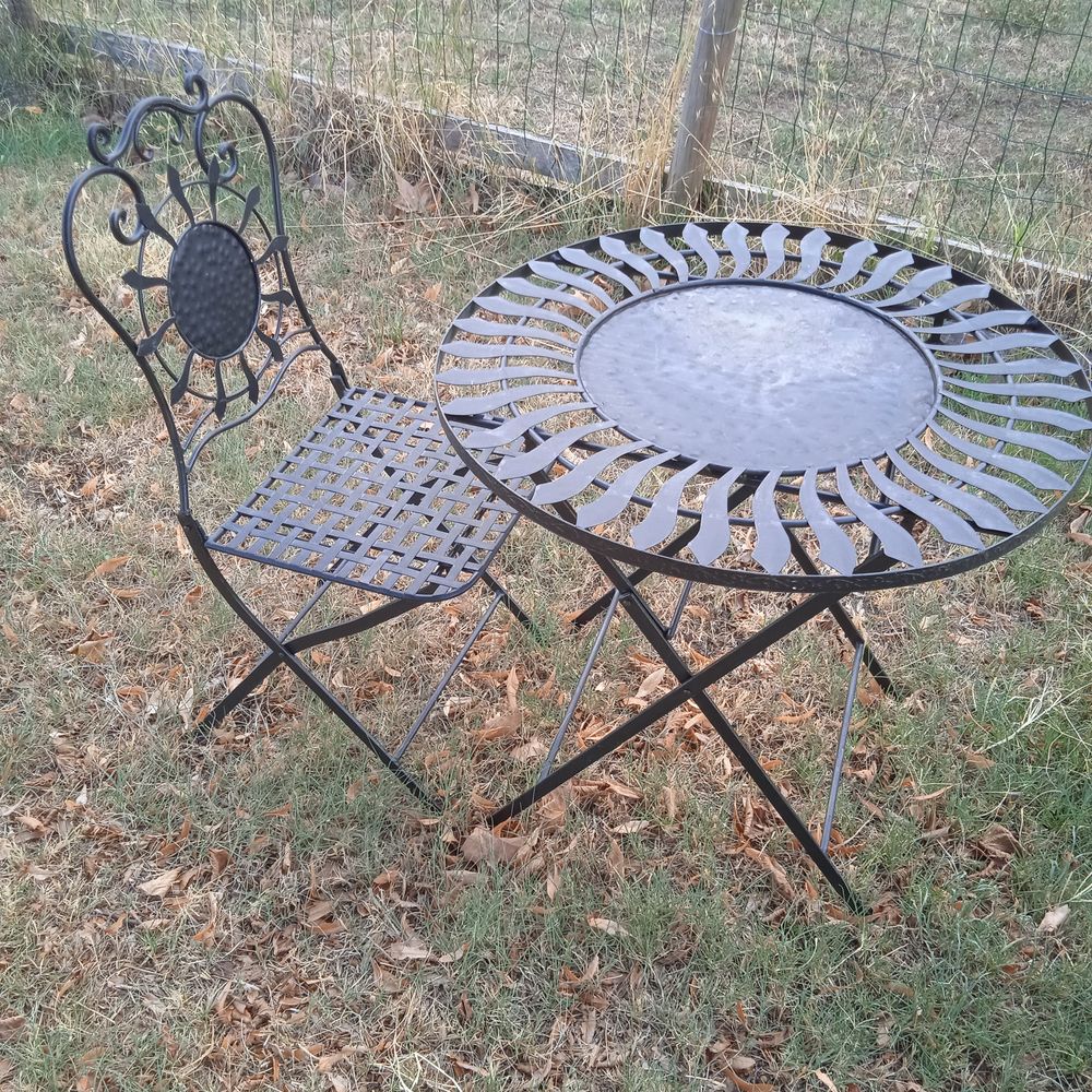 Table pliante et une chaise metal pour terrasse ou jardin Jardin