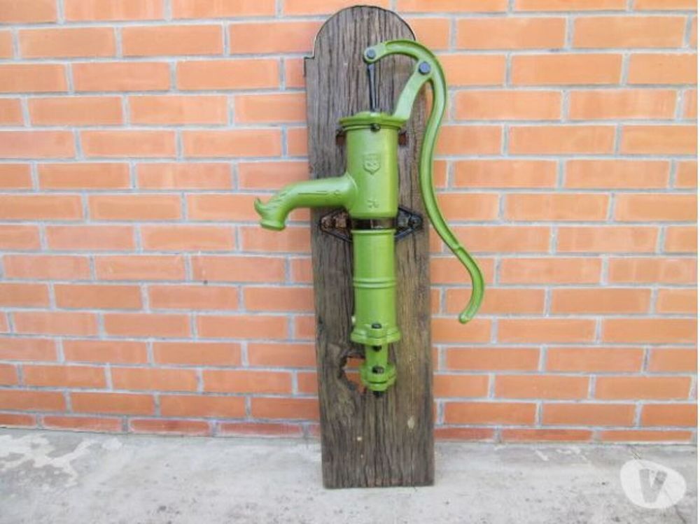 Ancienne pompe &agrave; bras en fonte, restaur&eacute;e 121 D�coration