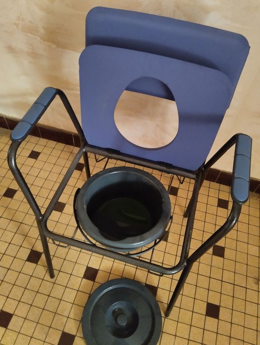 Chaise perc&eacute;e neuve jamais servi Meubles