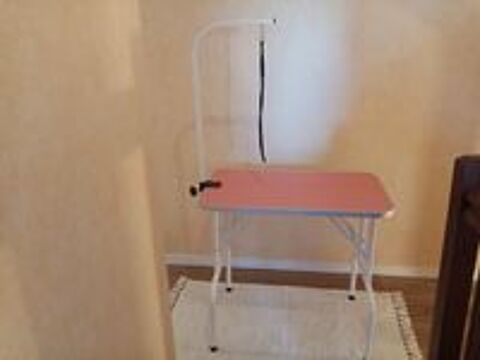   table toilettage animaux neuve. 
