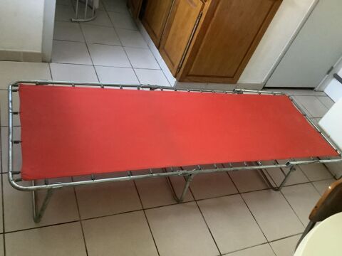 Deux lits de camping. Saran (45)