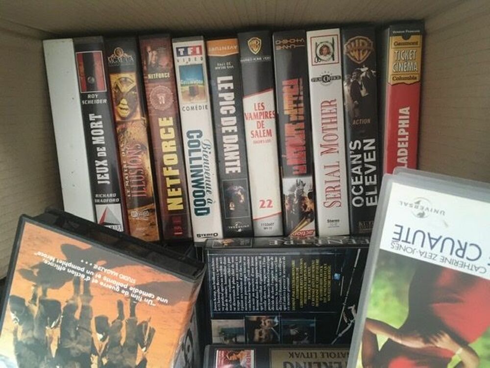 156 cassettes VHS DVD et blu-ray