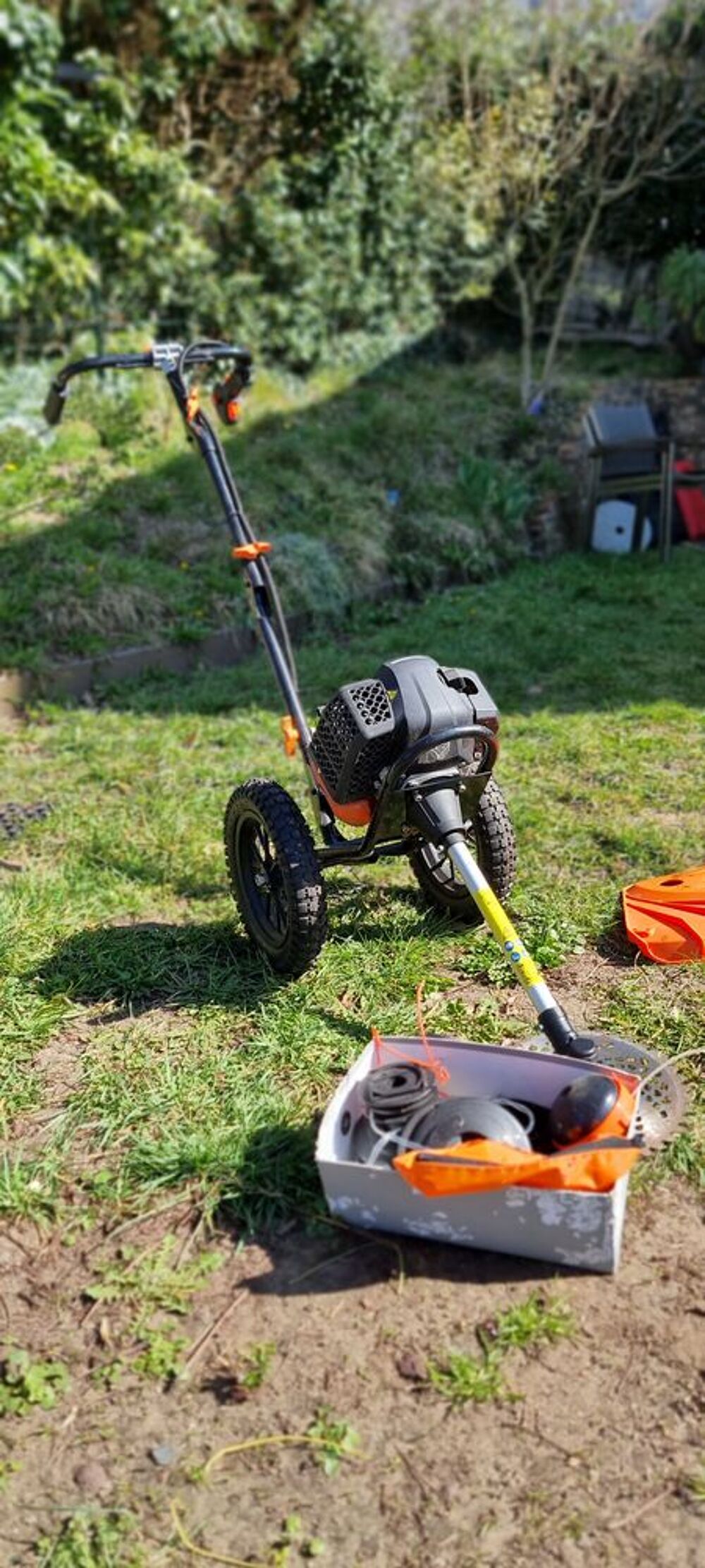 D&eacute;broussailleuse thermique a roues neuve Bricolage