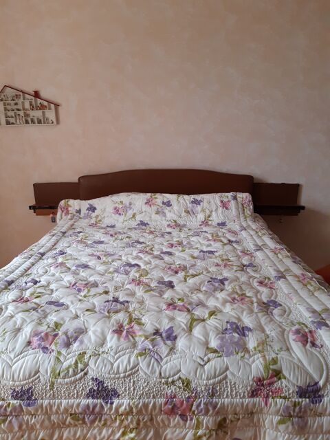 Couvre-Lit Blanc Fleurs Multicolores. 30 Le Vernois (39)