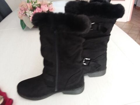 Trs belles bottes en daim avec fourrure taille 38 20 euros  20 Gravelines (59)