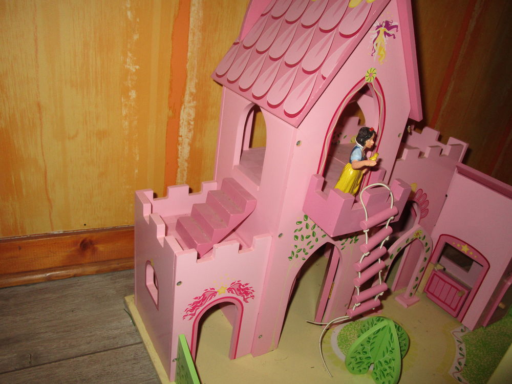CHATEAU PRINCESSE EN BOIS + FIGURINES Jeux / jouets