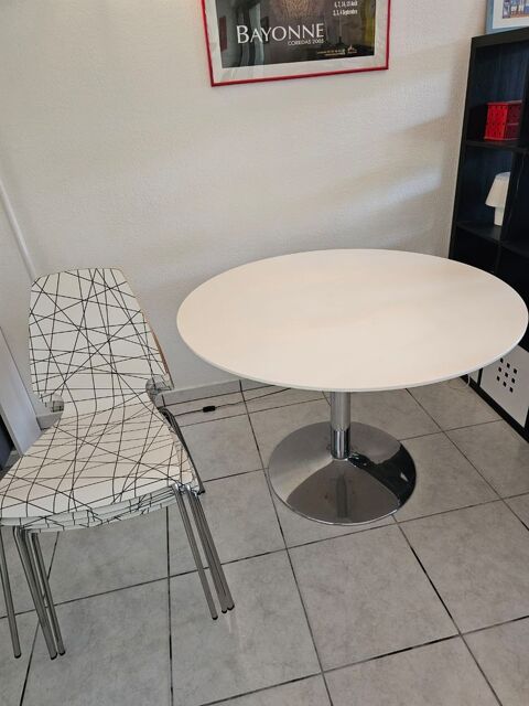 Table ronde, 4 chaises 90 Loubieng (64)