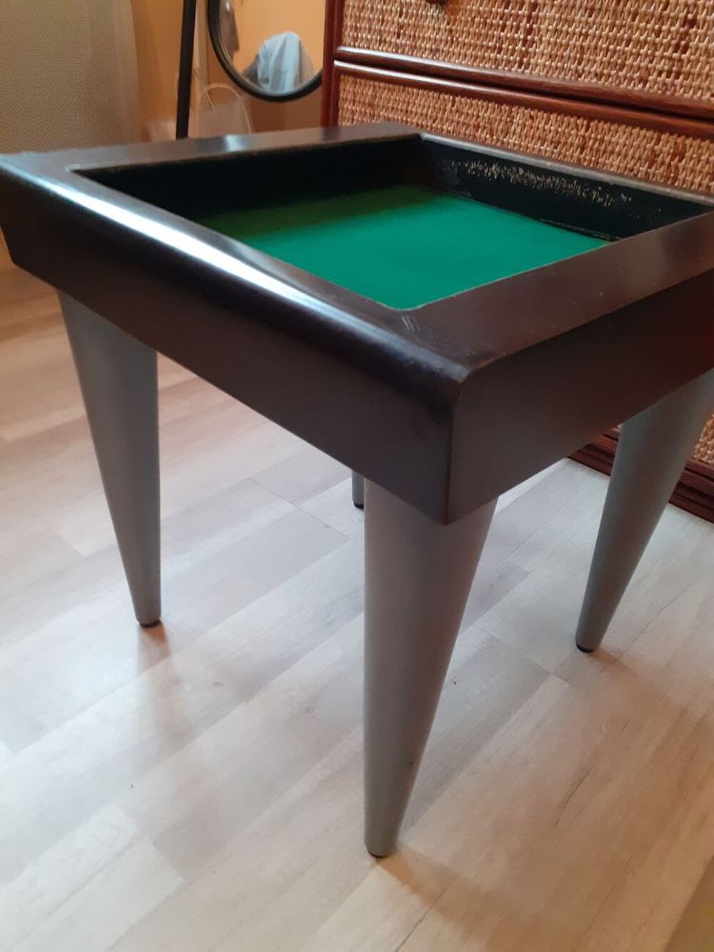  petite table de jeux bois 
Meubles