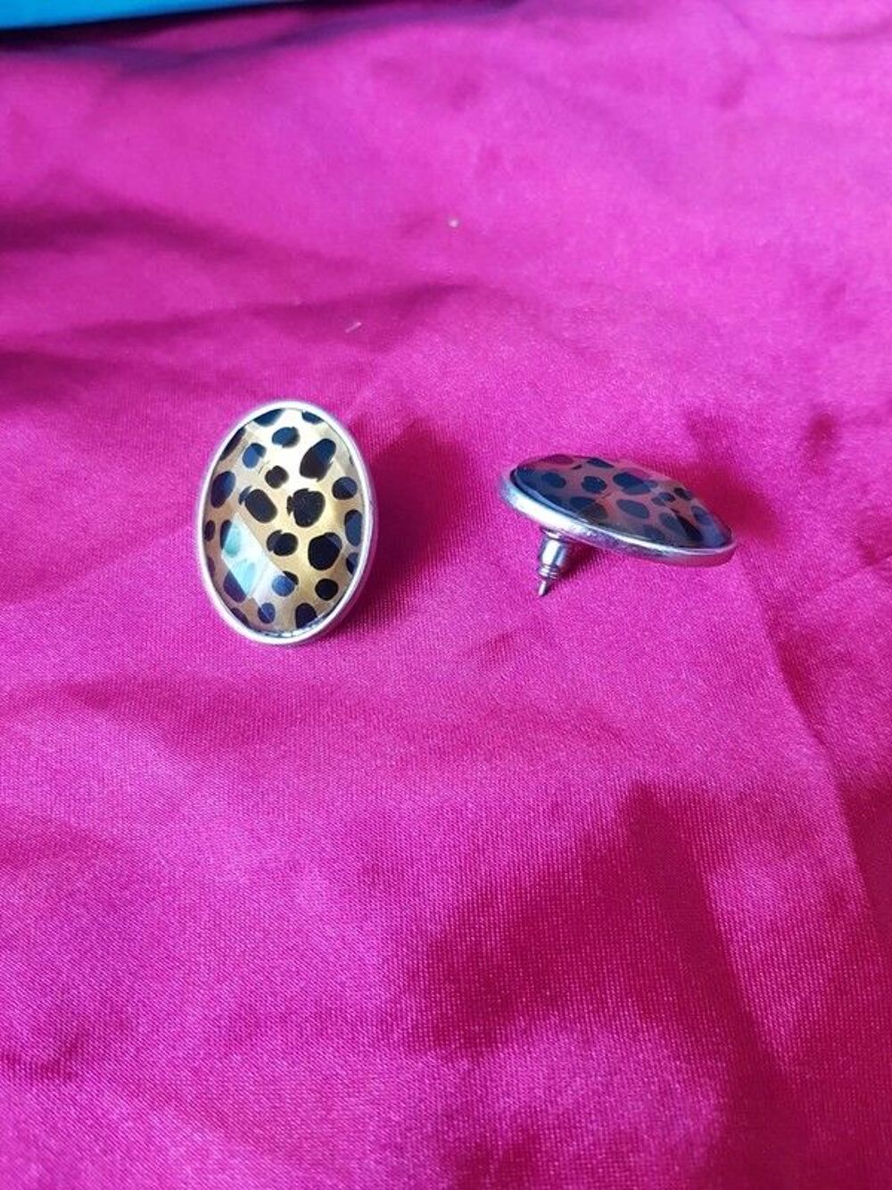 Boucle d oreilles animal neuve 3 cm de long sur 2 cm 1 e Bijoux et montres
