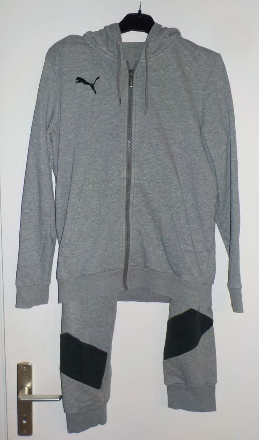 JOGGING AVEC CAPUCHE GRIS PUMA Taille XS
Vêtements