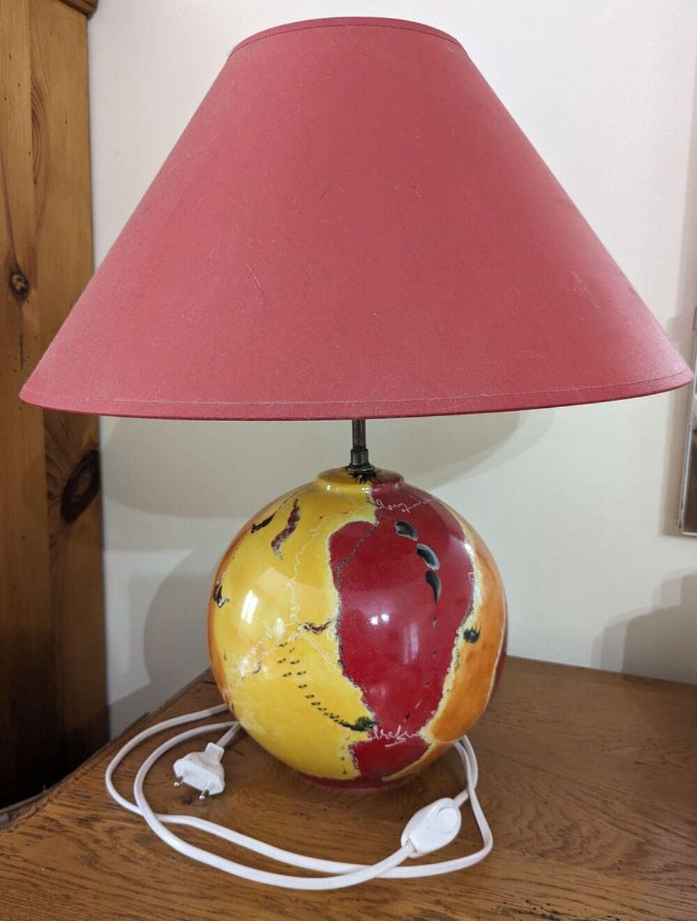 Pied de lampe en porcelaine avec abat-jour rouge Décoration