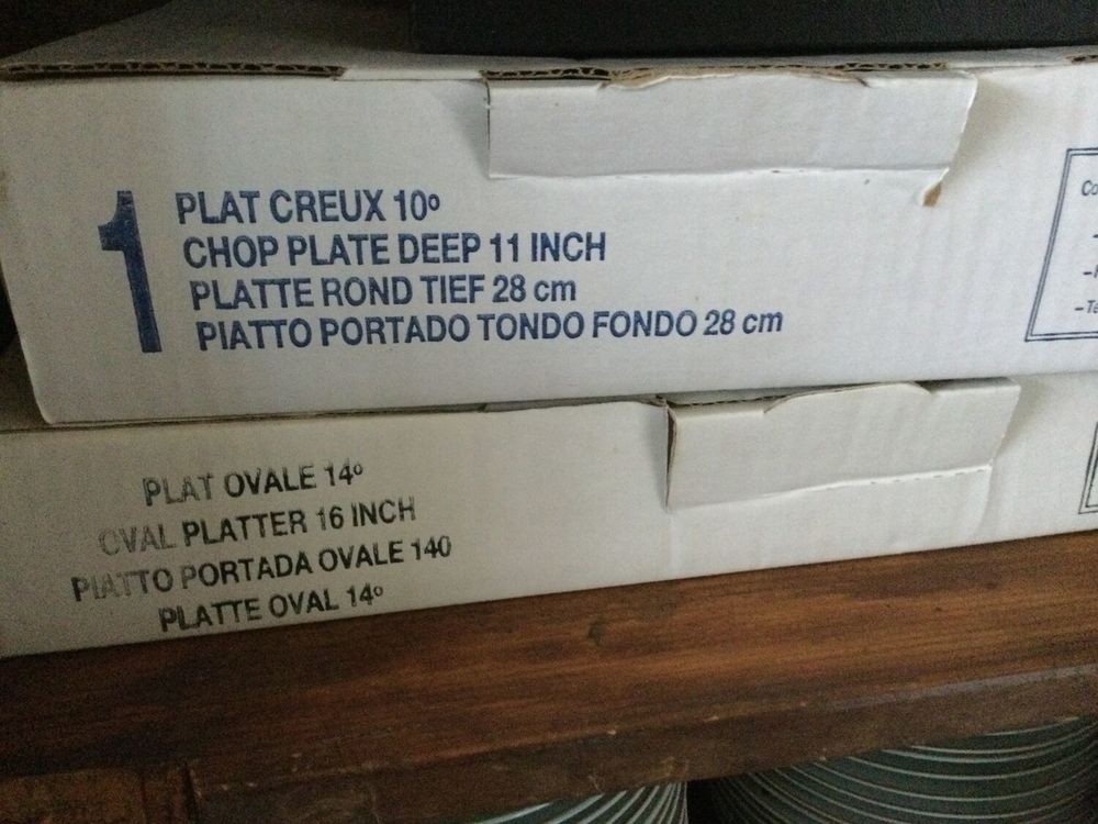 Beau service de table : assiettes et plats Cuisine