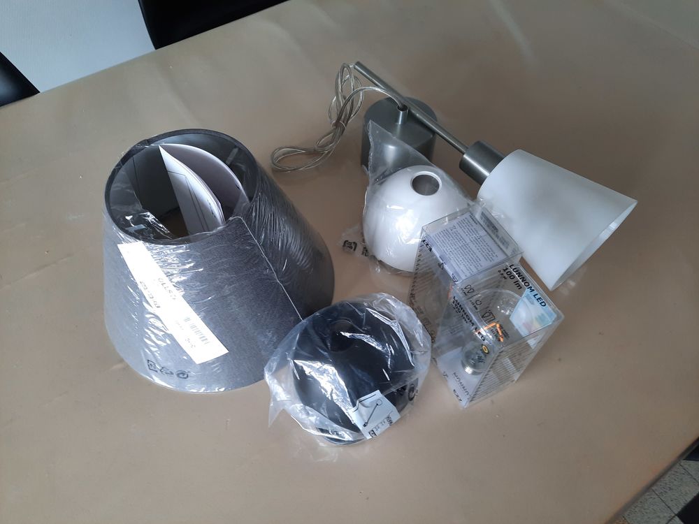lot de 2 lampadaires neuf un blanc l autre gris Décoration