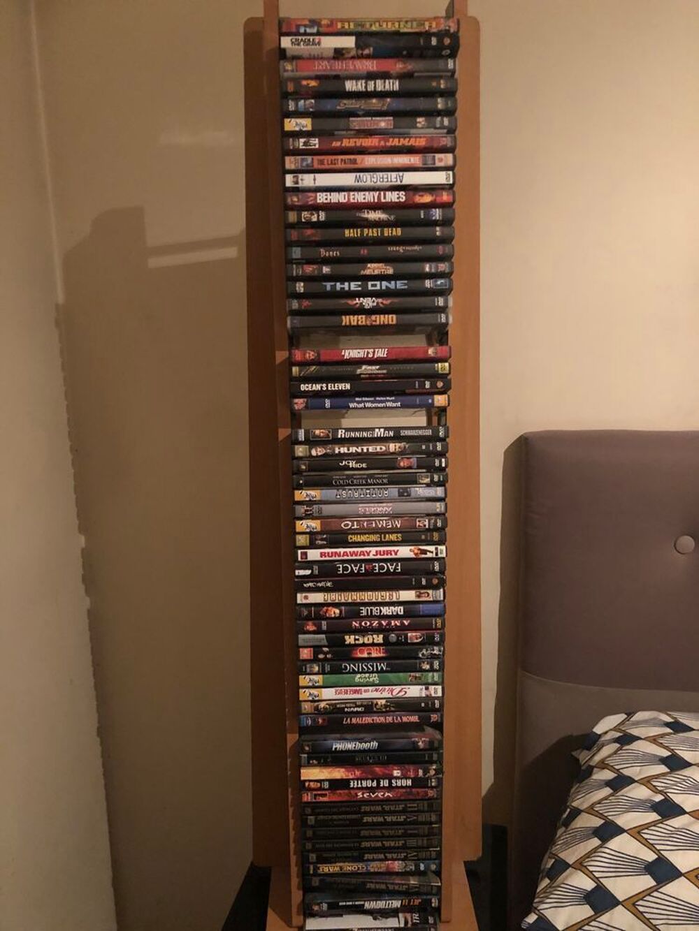 56 DVD zone 1 et 2 avec son rangement DVD et blu-ray