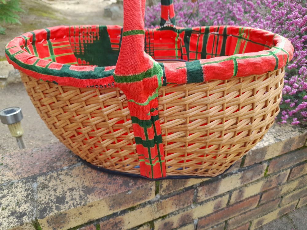 Superbe panier doubl&eacute; avec pochette 