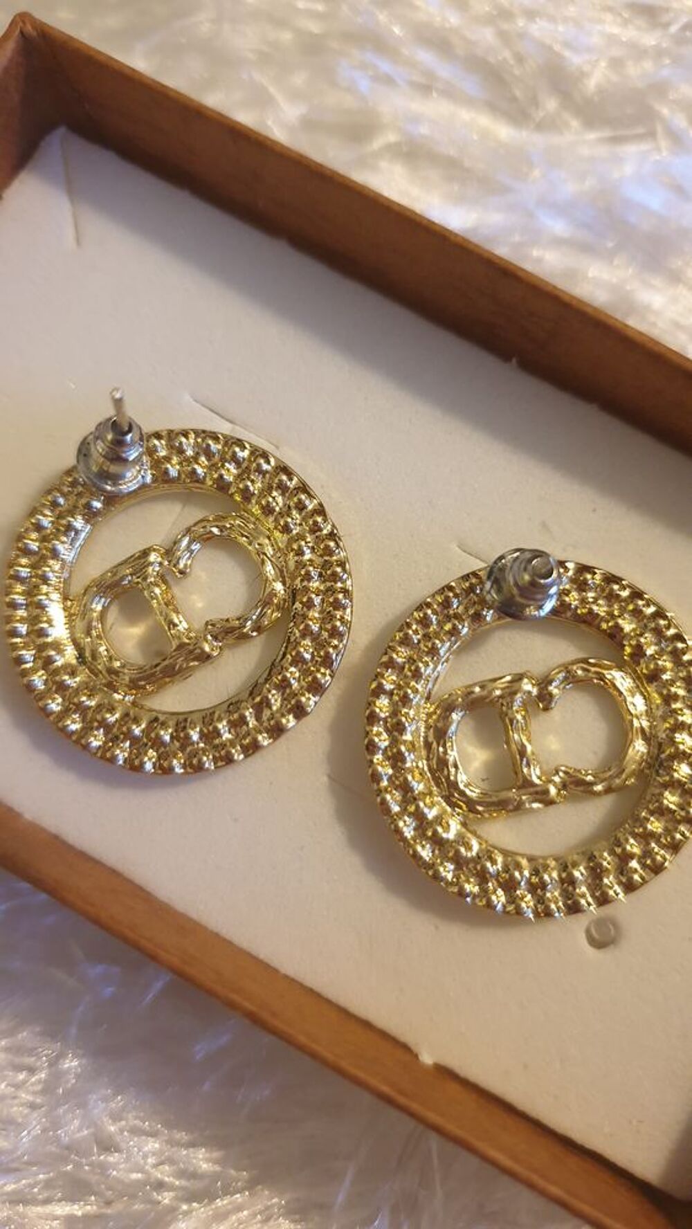 Boucles d'oreilles CD, Dior, strass, dor&eacute;es Bijoux et montres