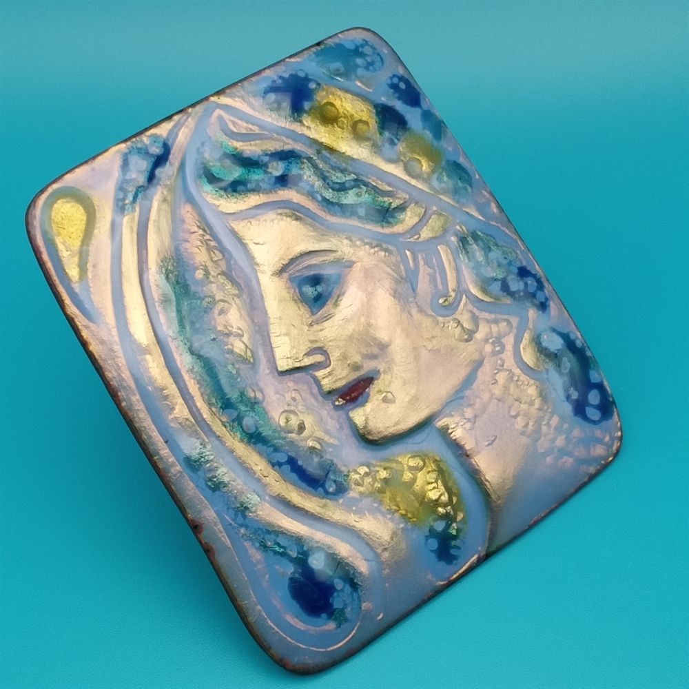 Broche/pendentif portrait femme &eacute;maill&eacute; iridescent Bijoux et montres