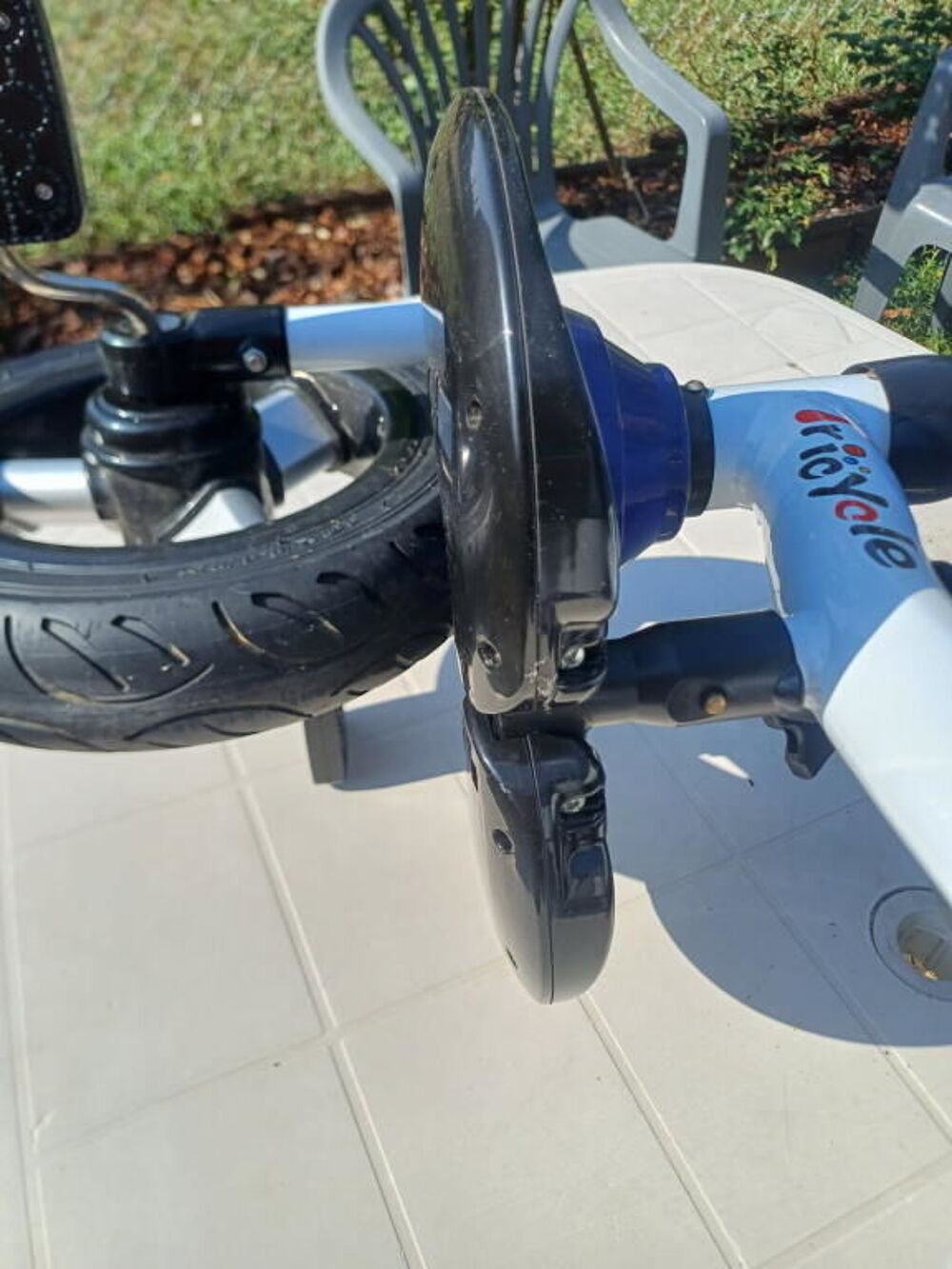 Tricycle enfant bleu avec harnais Vélos
