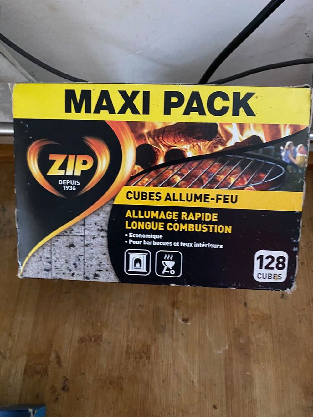 Barbecue &agrave; charbon noir avec couvercle WEBER &amp; aspirecendre Jardin