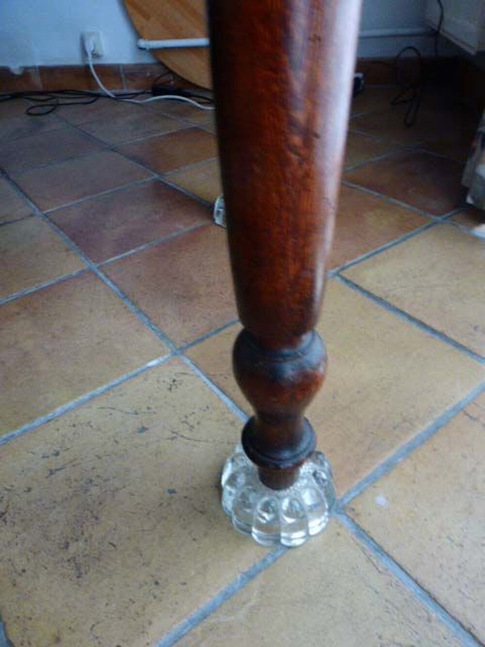 Table ronde en pin avec tiroir et support pieds en verre Meubles