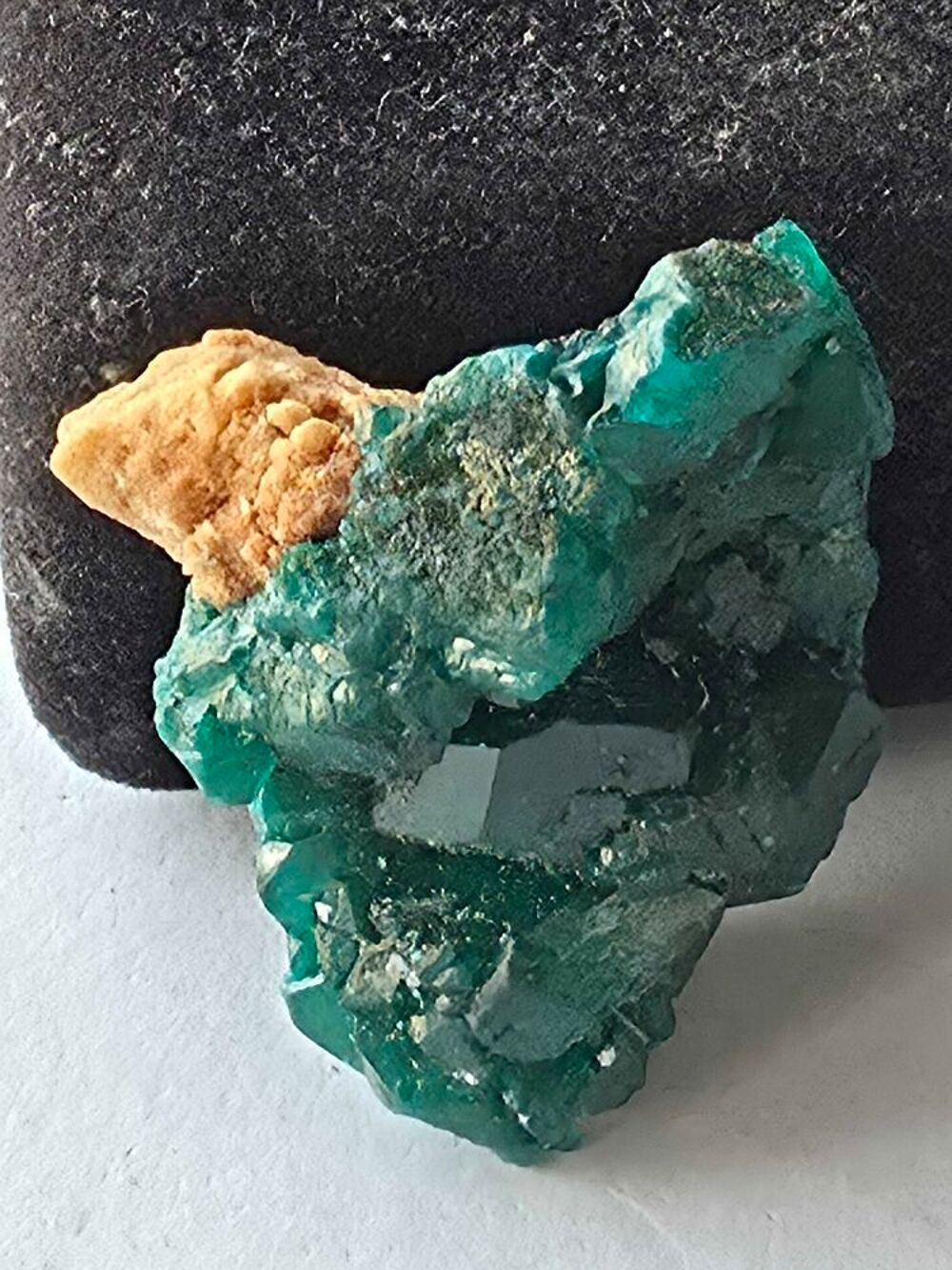 V&eacute;ritable Dioptase Verte sur gangue-Sp&eacute;cimen de 15g du Congo 