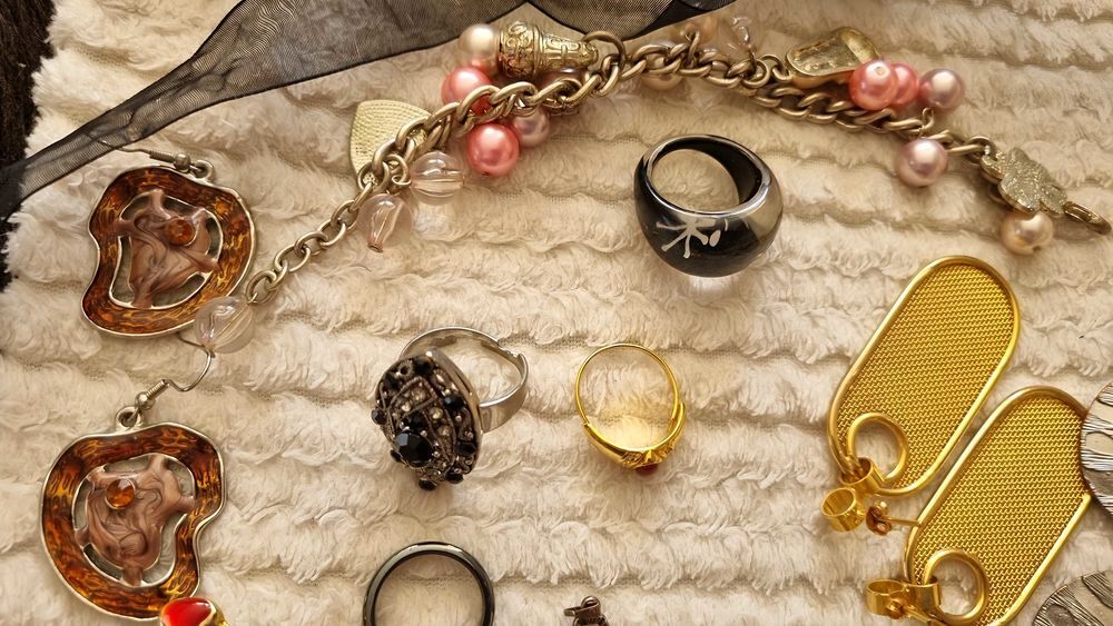 Lot fantaisie en TBE Bijoux et montres