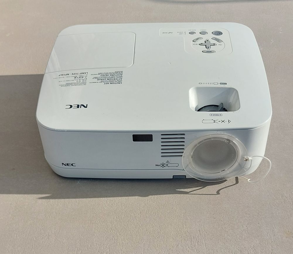 Lot Vid&eacute;oprojecteur NEC NP-310 et Ecran mural 100 pouces Photos/Video/TV